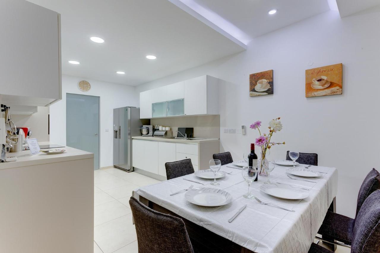 Luxury Apt W/ Side Seaviews And Pool, Top Location Sliema Exterior photo