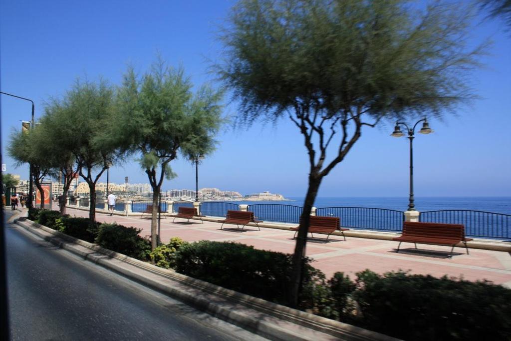 Luxury Apt W/ Side Seaviews And Pool, Top Location Sliema Exterior photo